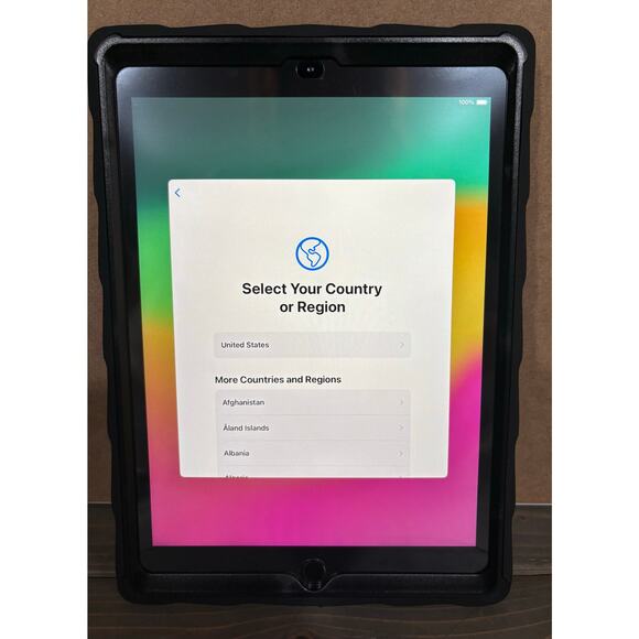 Apple iPad 6th Gen 32gb wifi tablet 9.7in space gray with gumdrop case bundle